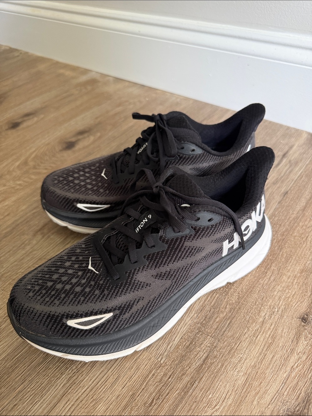 Hoka Cloud 9 Women’s Black and White Athletic Running Size 8